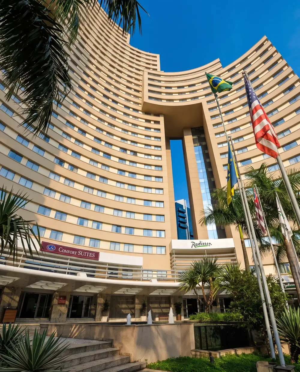 Fachada do Comfort Suites Alphaville
