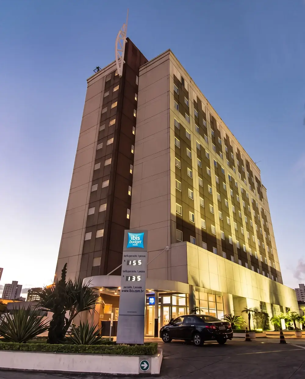 Fachada do Ibis Budget Tamboré